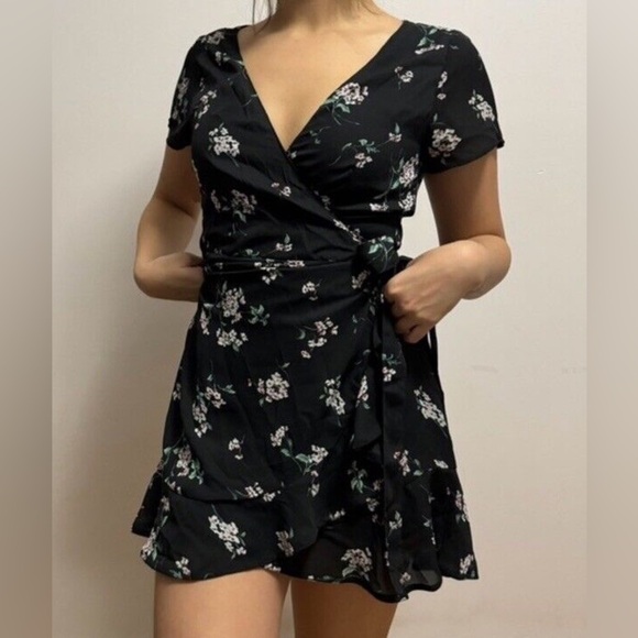 Abercrombie & Fitch Dresses & Skirts - Abercrombie & Fitch Floral Black Wrap Ruffled Mini Short Sleeve - Size L